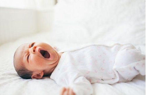 Trẻ 8 tháng ngủ không sâu giấc, biếng ăn có phải do thiếu canxi?