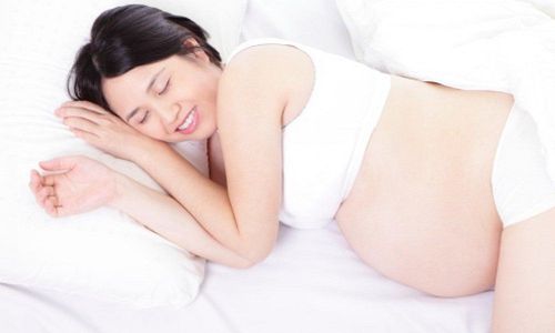 Pregnant woman lying on the right side: Good or bad?