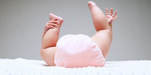 Bé gái hơn 4 tháng tuổi tiểu nhiều lần trong ngày là dấu hiệu của bệnh gì?