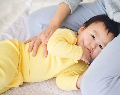 Trẻ sơ sinh khó ngủ, ngủ không sâu giấc cần cải thiện thế nào?