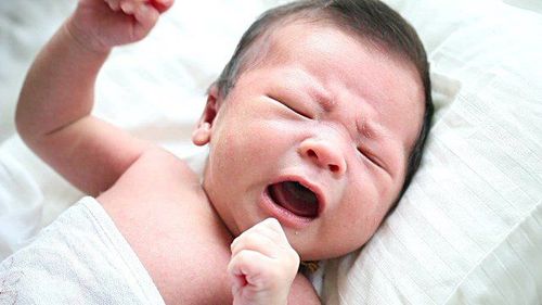 Trẻ sơ sinh sau khi ngã xuất hiện run đầu và tay có nguy hiểm không?