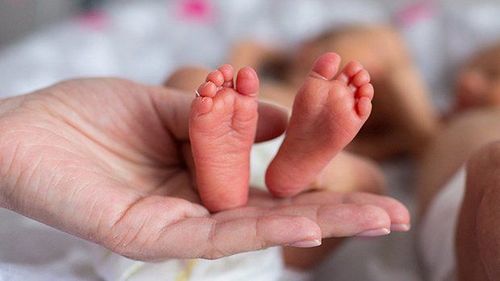 Trẻ sinh non tính theo tháng tuổi nào để tiêm chủng?