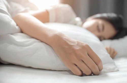 Tê cánh tay trong khi ngủ có phải do thiếu canxi không?