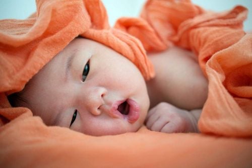 Trẻ sơ sinh thường ợ hơi, kém ăn, ngủ ít có vấn đề gì không?