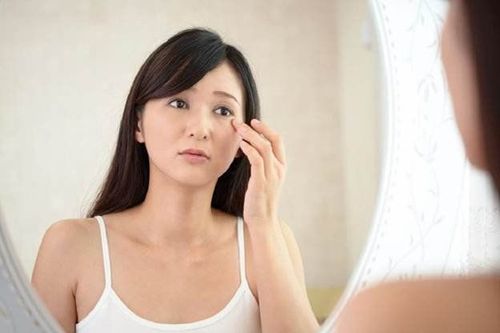 Dùng thuốc gì điều trị sạm do điều trị viêm da thần kinh vùng cổ sau gáy