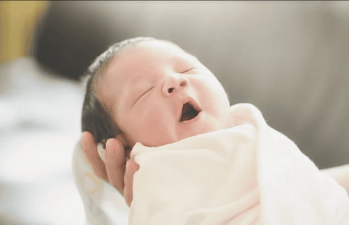 What are the characteristics of a newborn baby in the first 24 hours?