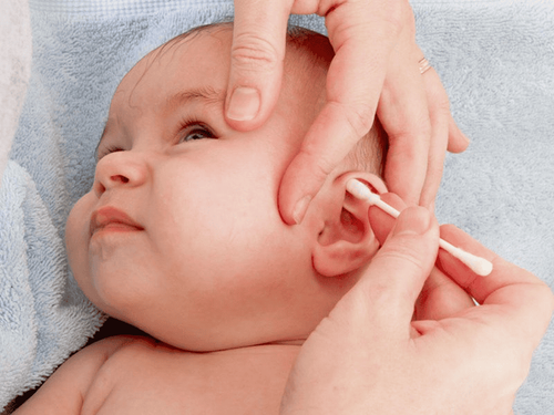 Hỏi đáp: Trẻ 3 tháng bên trong tai có mùi hôi, ướt điều trị như thế nào?