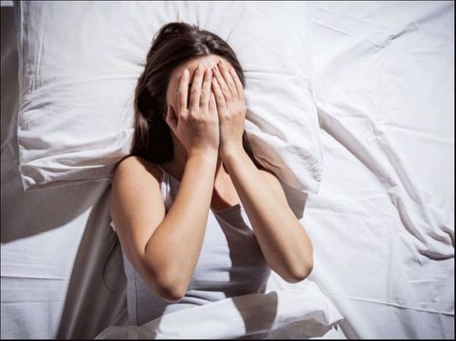 Trẻ 16 tuổi thường xuyên giật mình khó ngủ có đáng lo?