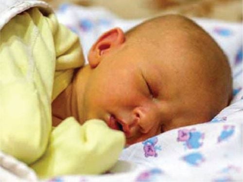 Trẻ sơ sinh bị vàng da, gồng mình thở nhanh có nguy hiểm không?