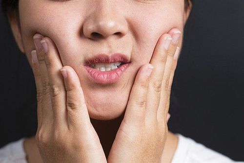 Đau cơ hàm, há miệng có tiếng kêu liệu phải viêm khớp thái dương hàm không?