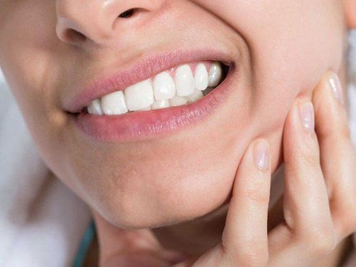 Có lỗ màu trắng gần nướu răng là dấu hiệu vấn đề gì?