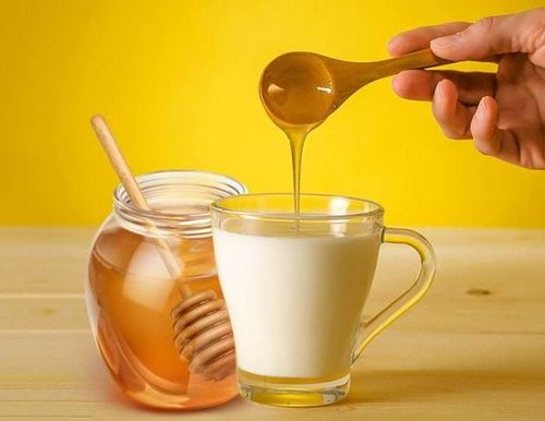 Should honey be mixed with milk?