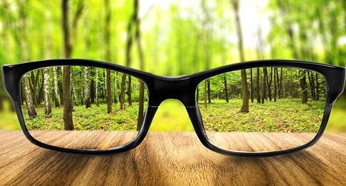 Trẻ 6 tuổi đo mắt kết quả R +0.75 - 1.25. (27), L 00 - 0.50 (155), PD=52 có phải đeo kính không?