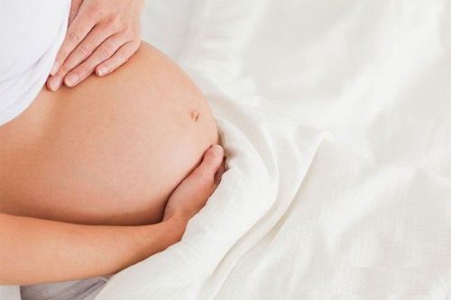 Mang thai 36 tuần 6 ngày thường đau bụng dưới kèm theo ra máu có nguy hiểm không?