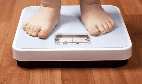 Trẻ 9 tuổi nặng 18kg cao 115cm có phát triển bình thường không?