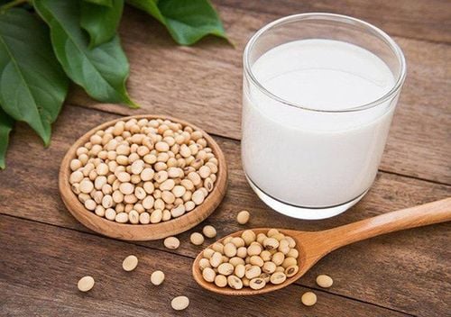 Nếu buộc phải loại bỏ các sản phẩm từ sữa khỏi chế độ ăn của trẻ thì bạn có thể tham khảo các loại sữa như sữa đậu nành, đậu phụ,
