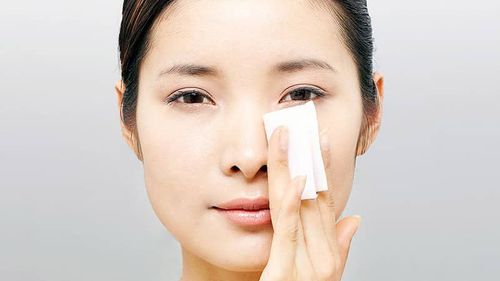 What is the cause of oily skin?