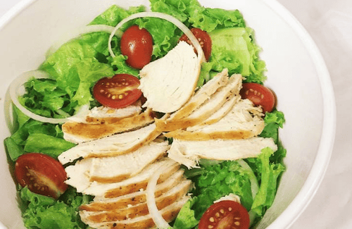 
Bạn có thể chủ động chuẩn bị đồ ăn nhẹ như salad cho những chuyến đi xa
