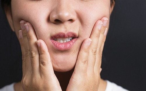 Mở miệng nghe thấy tiếng kêu lục cục là dấu hiệu bệnh gì?