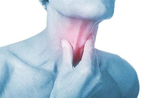 Mắc viêm họng mãn tính, đau họng khó hít thở sâu có nên tầm soát ung thư vòm họng?