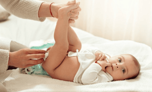 Trẻ 4 tháng tuổi đi tiểu ra máu nhưng vẫn ăn ngủ bình thường có làm sao không?