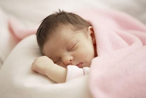 Trẻ sơ sinh khoảng 3 tháng tuổi vùng tóc sau đầu của trẻ sẽ tự rụng