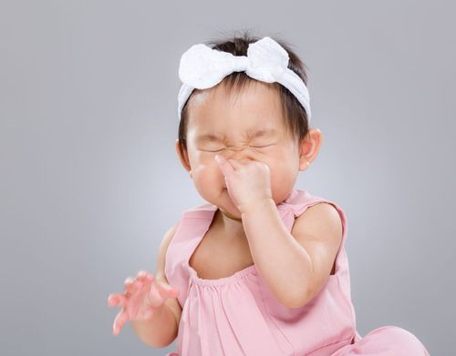 Trẻ ho, sổ mũi đến lịch tiêm chủng thì có chích ngừa được không?