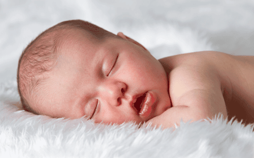 Trẻ sơ sinh đóng thóp sớm liệu có nguy hiểm không?