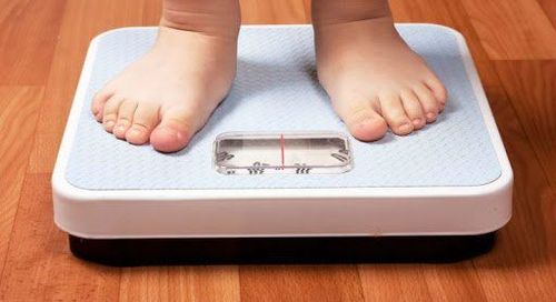 Có nên cho bé đi xét nghiệm để biết nguyên nhân chậm tăng cân không?
