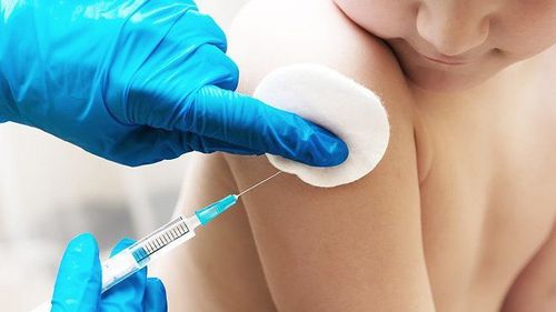 Trẻ 11 tháng đã tiêm sởi đơn có được tiêm sởi quai bị rubella không?