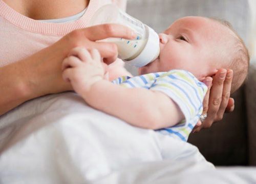 Trẻ sơ sinh uống sữa công thức bị nôn trớ, mẩn đỏ có phải bị dị ứng không?