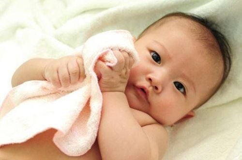 Tròng trắng của trẻ 5 tháng tuổi có màu xanh đen liệu có sao không?