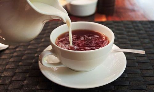 What are the benefits of drinking tea with milk?