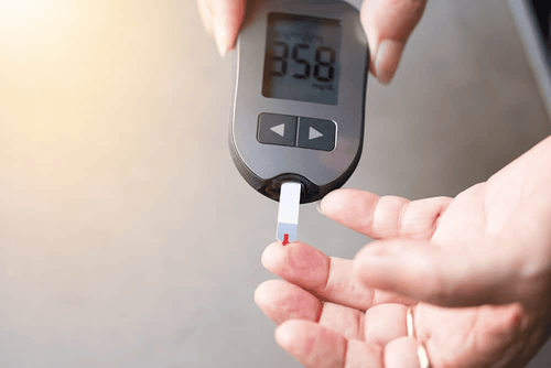 Tiền sử đái tháo đường đã điều trị có chỉ số xét nghiệm máu: Glucose 22,77 mmol/L, Ure 28,5 mmol/L, Creatinin 911 mmol/L có bất thường gì không?
