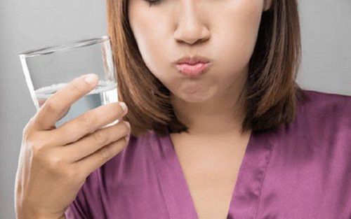 Bạn nên súc miệng với nước chứa baking soda hoặc nước muối sinh lý