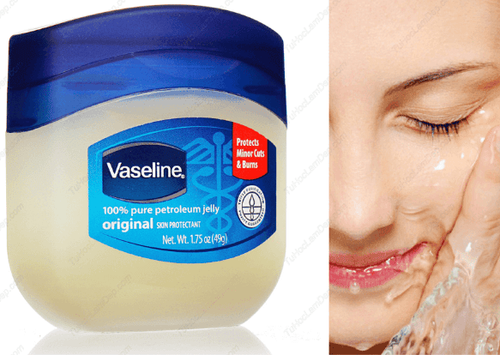 
Vaseline là loại kem dưỡng ẩm có chứa một lượng nhỏ petroleum jelly
