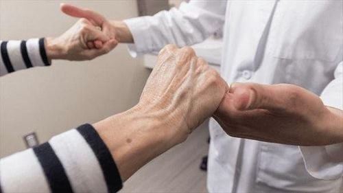 Hand tremors in the elderly need to be examined and treated early