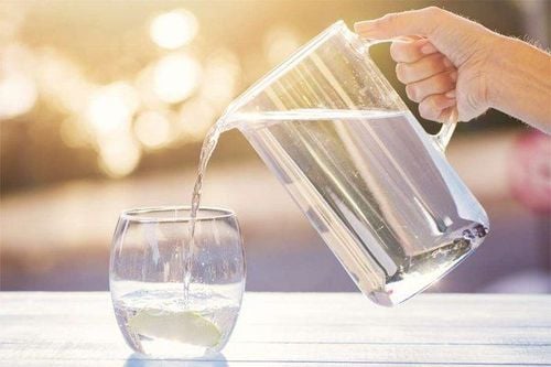Drinking plenty of water helps reduce dangerous symptoms in pregnancy