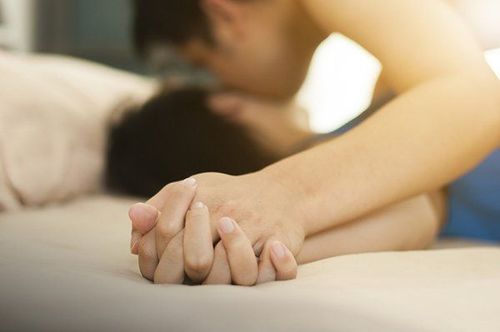 Can a person with hepatitis B being treated during sex transmit the infection to their partner?