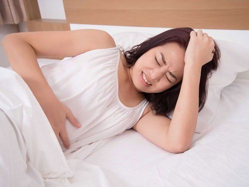 Bệnh nhân ung thư tuyến tụy thường có một số triệu chứng như đau bụng dữ dội kéo dài