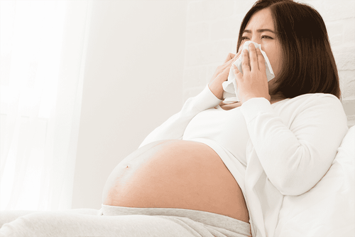 Bà bầu 6 tháng bị cảm cúm, hắt hơi, sổ mũi có ảnh hưởng đến thai nhi không? Nên uống thuốc gì?