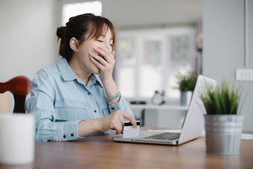 
Stress có thể là nguyên nhân gây mất ngủ vào ban đêm và buồn ngủ ban ngày quá mức
