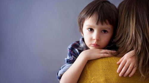 Phương pháp điều trị tự kỷ nặng ở trẻ 4 tuổi là gì?