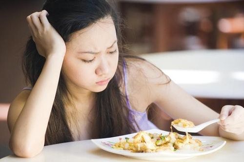 Chán ăn, ăn không ngon là triệu chứng thường gặp ở người bị táo bón