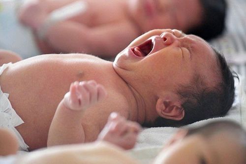 Trẻ sơ sinh ngủ không ngon giấc, hay giật mình, khóc thét là bị sao?