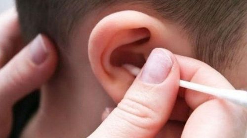 Vệ sinh tai trẻ không sạch, ráy tai bám vào màng nhĩ có nguy hiểm không?