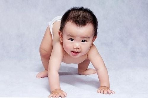 Giai đoạn 44 tuần trẻ tăng khả năng vận động di chuyển