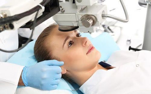 
Mổ Lasik là phương pháp phẫu thuật khúc xạ dùng tia laser chiếu lên bề mặt giác mạc
