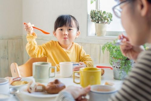 
Thay vì cho con ăn quá nhiều trong một lần, mẹ nên chia nhỏ ra nhiều bữa
