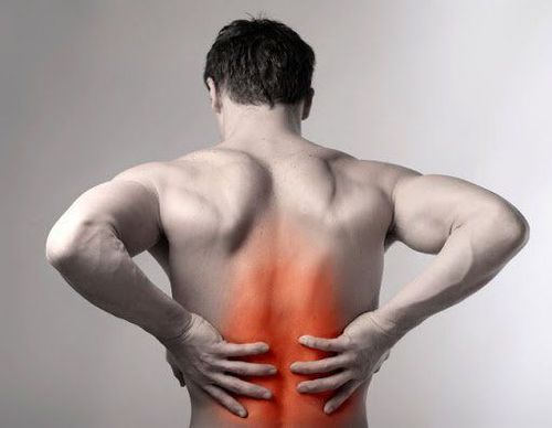 Đau lan tỏa từ cột sống đến cánh tay hoặc chân là triệu chứng tiềm tàng của hẹp ống sống